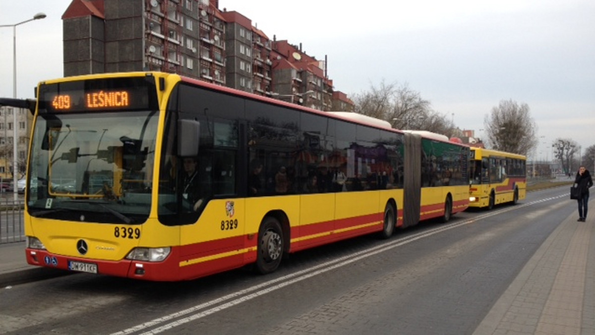 We Wrocławiu nadal trwają poszukiwania wykonawcy, który zajmie się wymianą nawierzchni wydzielonego pasa dla autobusów na ulicy Strzegomskiej – na Nowym Dworze. Przetarg na prace ogłoszono już po raz trzeci. W dwóch poprzednich postępowaniach nie było chętnych.