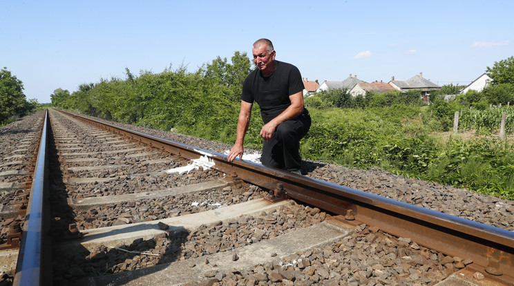 A vonat nem hajtott gyorsan, de a sínen fekvő asszonyt már túl későn vette észre a mozdonyvezető – férje, Csaba mutatja a helyszínt /Fuszek Gábor