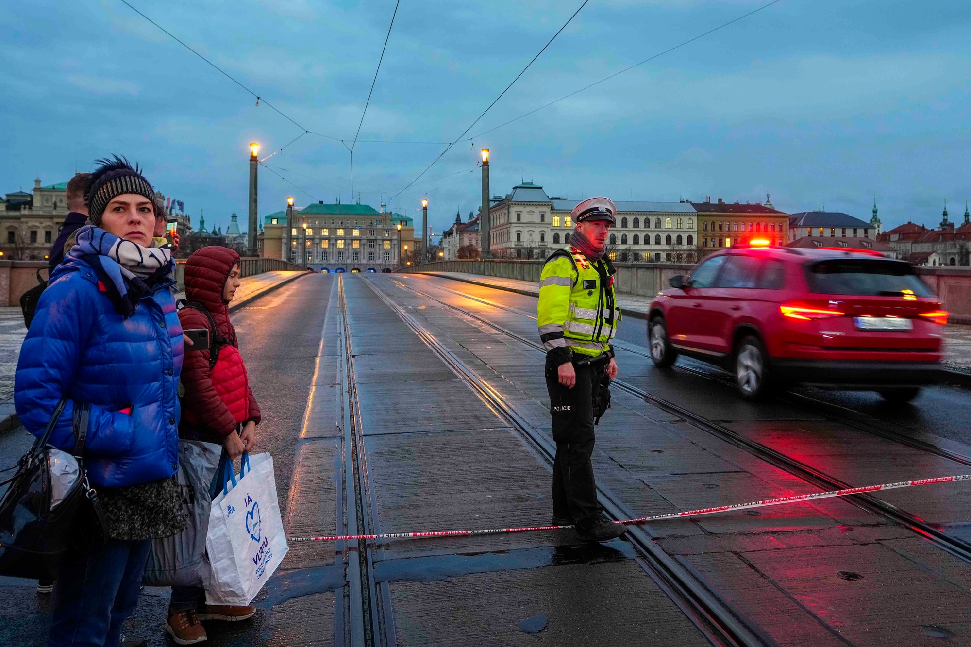 Na škole v Prahe sa strieľalo, strelec je eliminovaný.