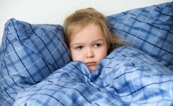 Nie może zasnąć, niespokojnie śpi? Jak pomóc dziecku?