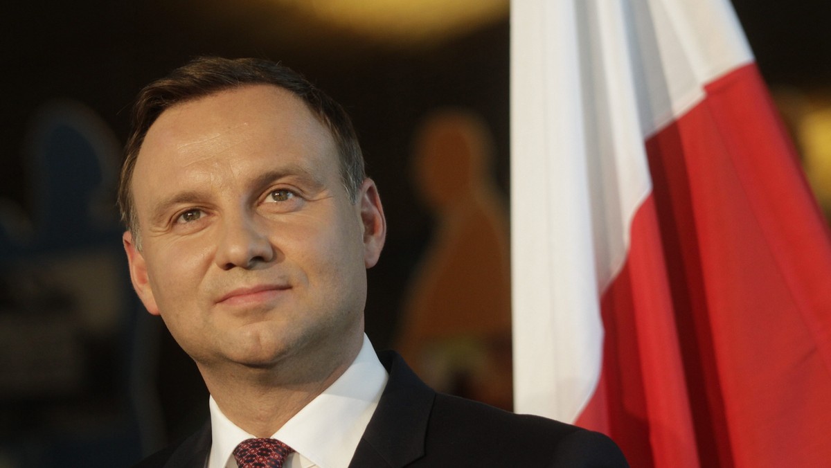 Polepszają się oceny działalności publicznej prezydenta Andrzeja Dudy (48 proc pozytywnych ocen, wzrost o 5 pp.). Wniosek prezydenta o referendum  dotyczy spraw ważnych dla dużej części społeczeństwa, np.: niemal 90 proc. respondentów jest za obniżeniem wieku emerytalnego. Badanie było realizowane 21-24 sierpnia, więc mały wpływ na wyniki miała tzw. afera "kilometrówkowa". Dobre rezultaty nie powinny uśpić czujności prezydenta, gdyż jest on krytykowany za zbyt bliskie związki z PiS (31 proc.), hierarchami Kościoła katolickiego (34 proc.). Nadzieję badanych budzi koncepcja prezydenta budowy baz NATO w Polsce (47 proc.).  Realizacja stawianych celów nie będzie łatwa, tym bardziej że prezydent Andrzej Duda otrzymał pierwszą "czarną polewkę" w polityce zagranicznej.