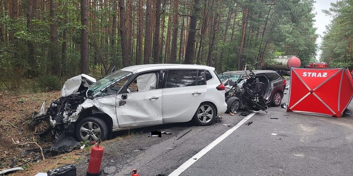 Zepchnął peugeota pod cysternę. Kierowca tego nie przeżył. Sprawca tragedii uciekł.