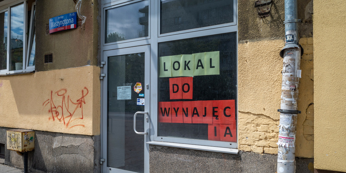 Takie komunikaty coraz częściej można spotkać na ulicach polskich miast