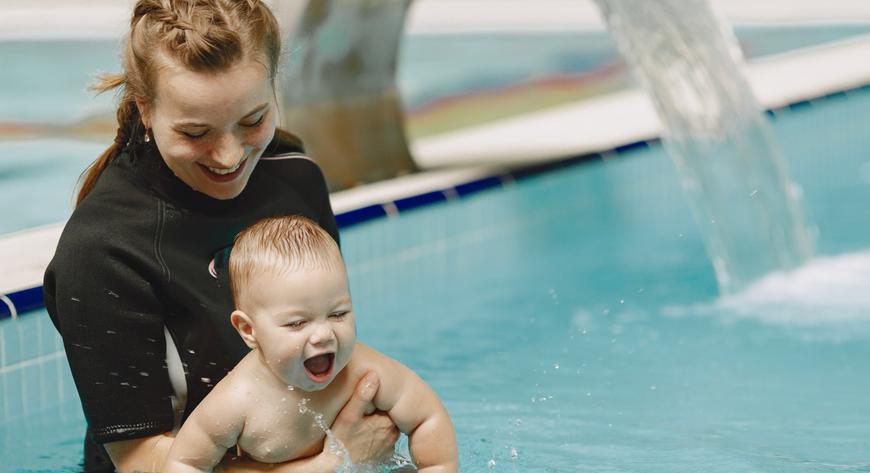 Pływanie nie tylko doskonale buduje odporność dzieci, ale także wspiera ich rozwój i oswaja je z wodą.