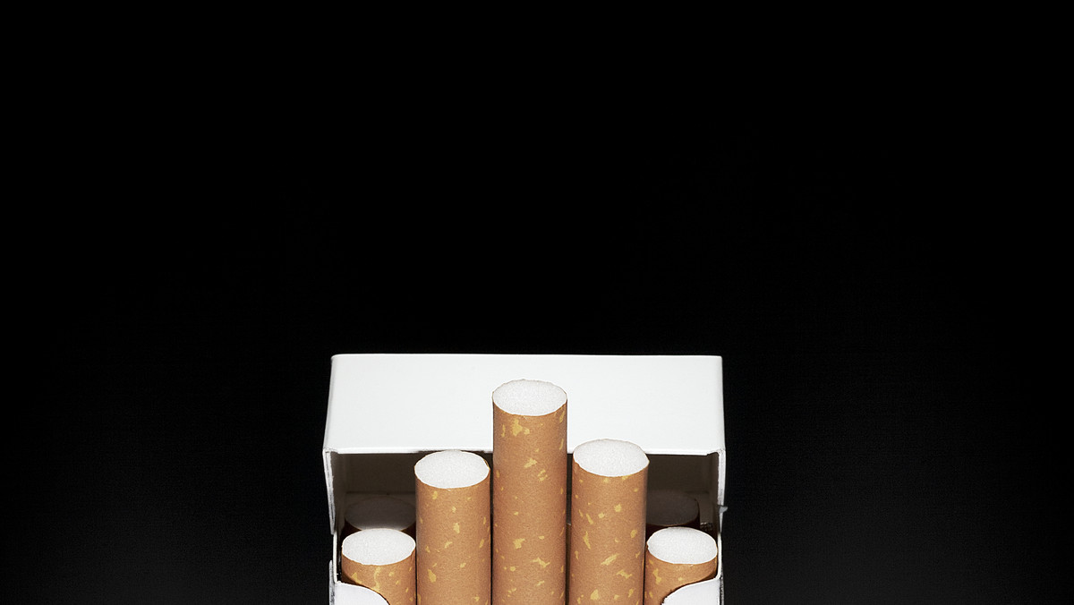 Od 1 stycznia 2013 stawka akcyzy na wyroby tytoniowe wzrośnie o 5 procent. Paczka papierosów może zdrożeć więc średnio o 60 groszy. Państwowa kasa zyska na tym ok. 345 milionów złotych rocznie - pisze dzisiejszy "Fakt".