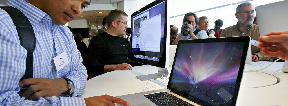 Macbook z ekranem podświetlanym przez słońce to jeden z najnowszych patentów Apple. Jego autorzy opracowali lustro, przyczepiane z tyłu wyświetlacza laptopa, które zbiera promienie słoneczne, podświetlając ekran LCD. Pozwoliłoby to na niesamowitą oszczędność energii, a więc i wydłużyłoby czas życia baterii.