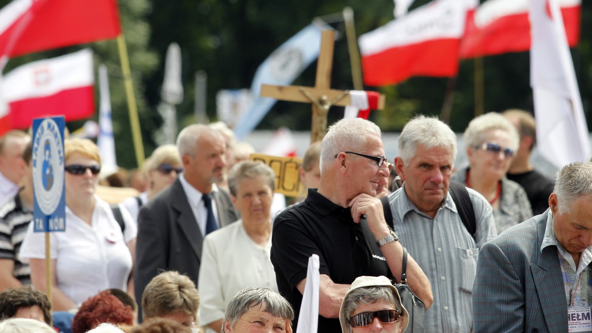 Tablica upamiętniająca ofiary katastrofy smoleńskiej, którą Rosjanie usunęli z miejsca tragedii w przeddzień pierwszej rocznicy tego wydarzenia, trafiła w niedzielę - jako wotum - na Jasną Górę. Przywieźli ją tam przedstawiciele Stowarzyszenia Rodzin Katyń 2010. Odnosząc się do przedstawicieli rodzin ofiar katastrofy o. Tadeusz Rydzyk powiedział, iż "z wielkim szacunkiem myślimy o tych, którzy oddali życie i mamy nadzieję, że w Polsce nie będzie już takiej dżungli". Głos zabierali też członkowi rodzin ofiar katastrofy smoleńskiej, którzy mieli wiele pretensji do obecnego rządu. Podczas ich wystąpień tłum krzyczał "hańba, hańba".