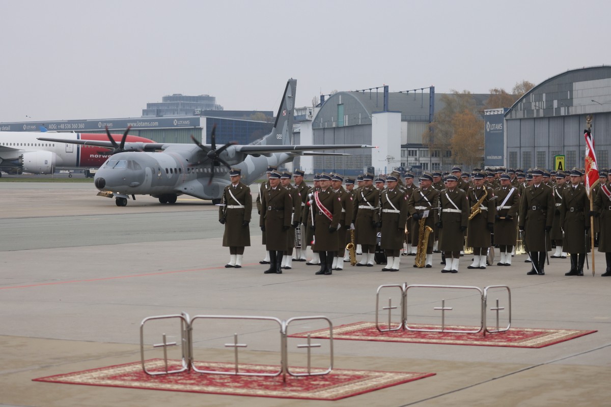 Warszawa, 12.11.2022. Uroczystość powitania szczątków prezydentów RP na uchodźstwie na Lotnisku Wojskowym Okęcie w Warszawie