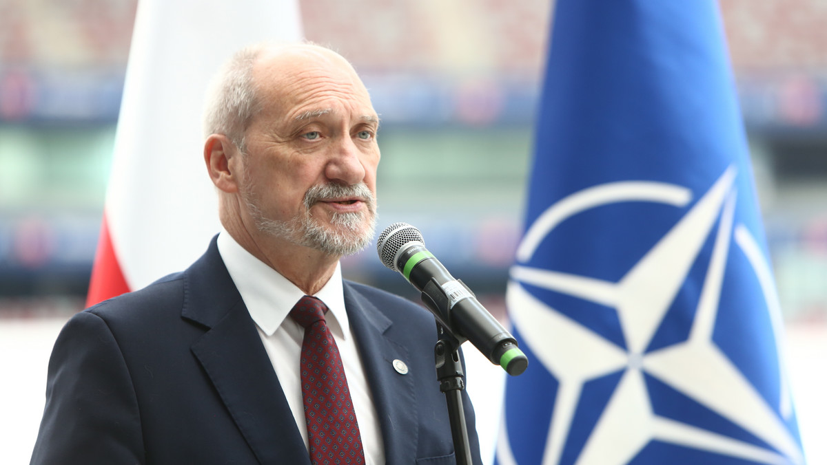 Jedność i bezpieczeństwo NATO jest całościowe. Nie można skupiać się wyłącznie na bezpieczeństwie flanki południowej czy wschodniej - powiedział w poniedziałek szef MON Antoni Macierewicz, pytany o udział wojska w koalicji przeciw tzw. Państwu Islamskiemu.
