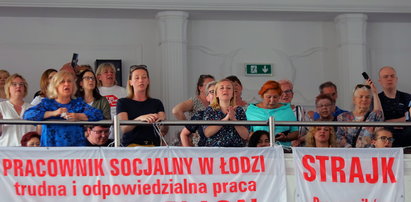 Strajk w MOPS i protest mieszkańców Łodzi na sesji rady miejskiej: - Radni nie chcą nas słuchać, ale my nie odpuścimy.