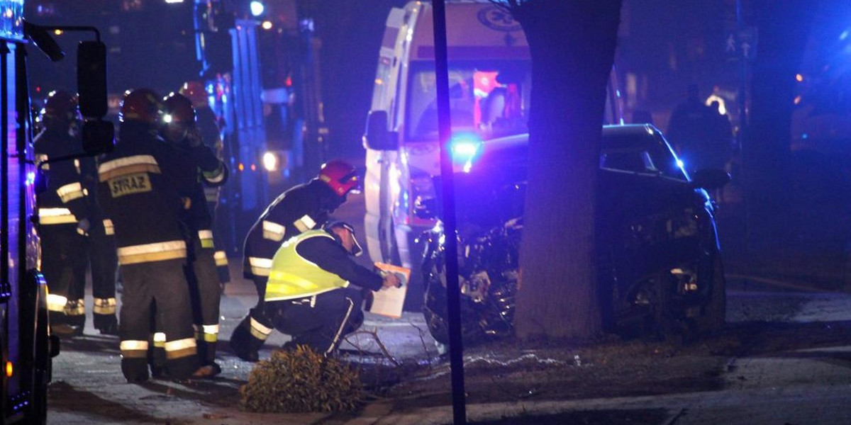 Wypadek w Oświęcimiu. Limuzyna z premier Beatą Szydło po kolizji z fiatem seicento uderzyła w drzewo