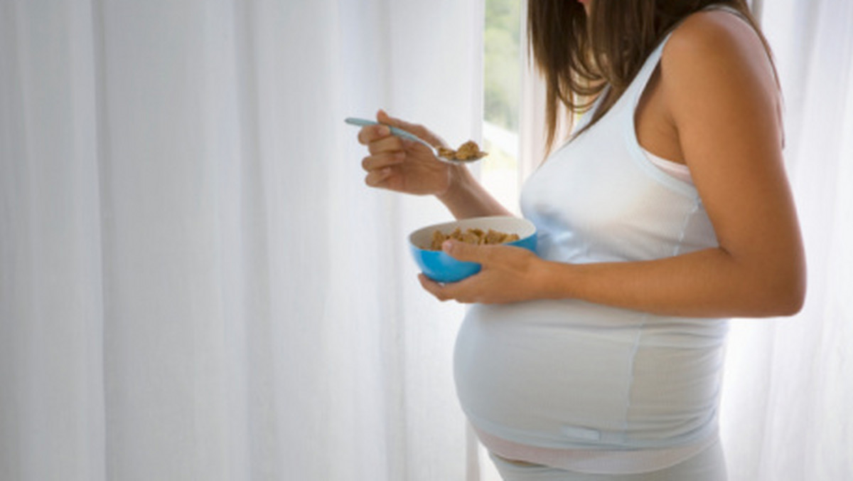 Badania wykazały, że jedzenie niskotłuszczowych jogurtów w ciąży, zwiększa ryzyko tego, że dzieci będą miały astmę lub katar sienny - czytamy na nzherald.co.nz. Naukowcy chcieli sprawdzić, czy kwasy tłuszczowe zawarte w produktach mlecznych, mogą pomóc w zapobieganiu alergii w dzieciństwie.