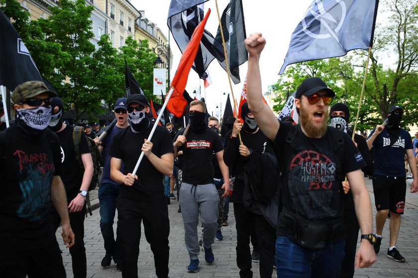 Symbole SS na marszu narodowców. A Brudziński...