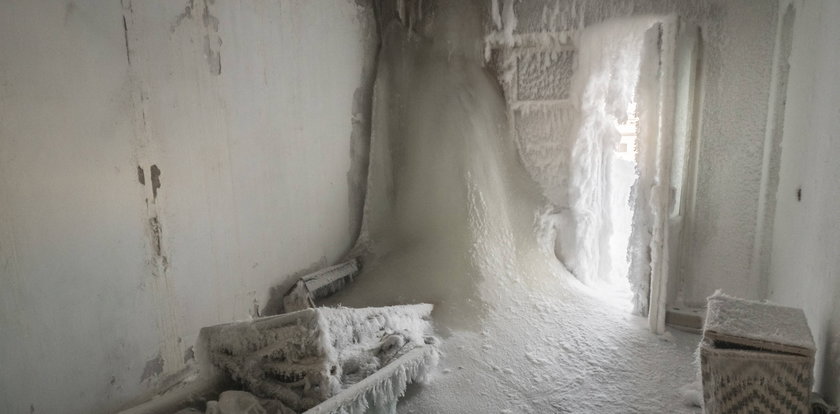 Siarczyste mrozy w Rosji. Mieszkania pokryte śniegiem i lodem