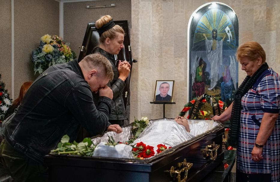 Családtagok Alekszandr Tarajkovszkij búcsúztatásán. A 34 éves férfit a rendőrség speciális egységének egy tagja lőtte le egy tüntetésen / Fotó: MTI - EPA