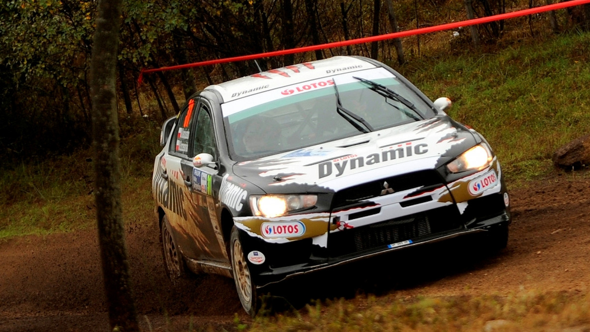 Załoga Lotos Dynamic Rally Team po pierwszym dniu Rajdu Argentyny i dwóch wygranych odcinkach specjalnych zajmuje 2. miejsce w stawce PWRC. Michał Kościuszko wyprzedza trzeciego w klasyfikacji Benito Guerrę o 40,2 sekundy tracąc do lidera Nicolasa Fuchsa tylko 5,9 sekundy.