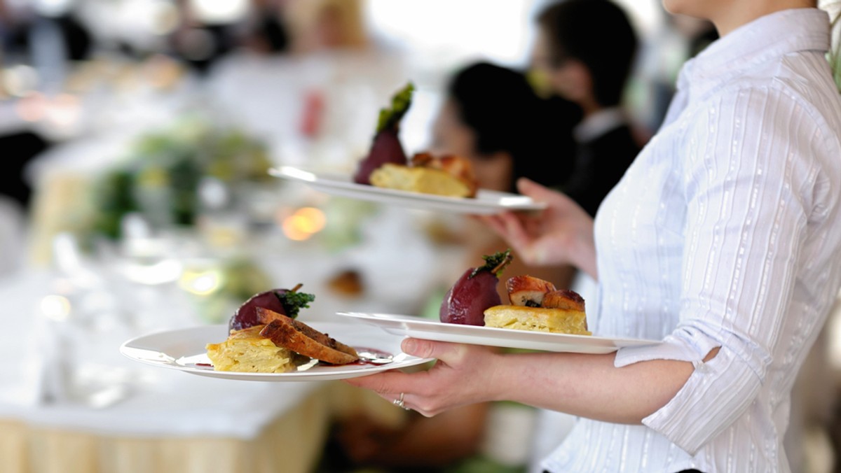 Jedzenie resztek po poprzednim kliencie, przeterminowanych produktów, niedolewanie alkoholu czy podawanie wody z kranu - tego możesz spodziewać się nawet po najlepszych restauracjach. Skruszony pracownik wyznaje największe przekręty w branży, a jego słowa potwierdzają raporty Inspekcji Handlowej.