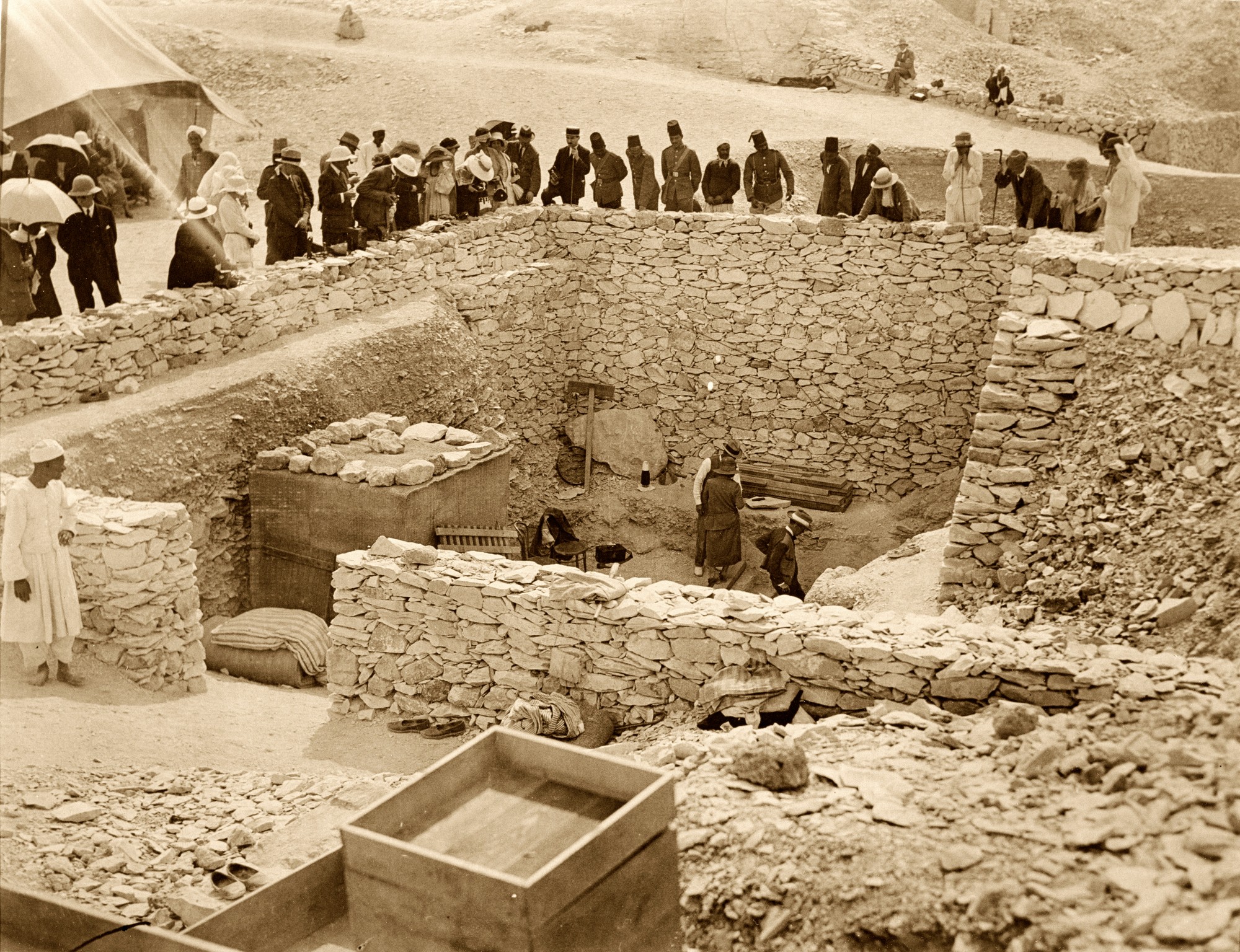 Howard Carter a Lord Carnarvon otvorili utajovanú pohrebnú komoru Tutanchamona.