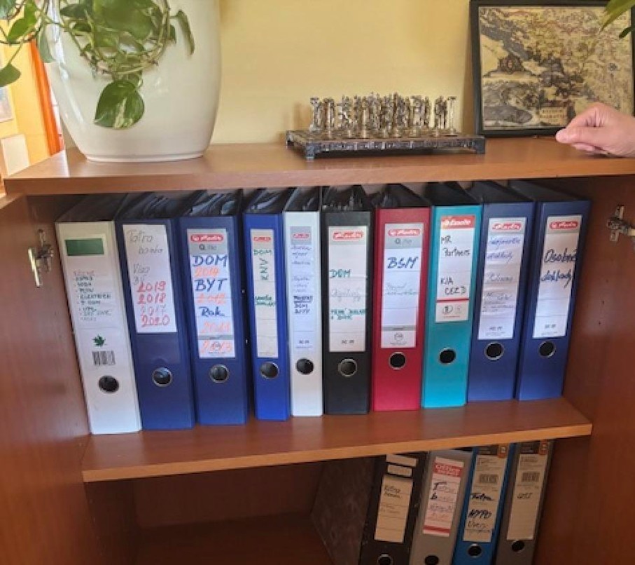 V tejto poličke by sa nestratila ani účtenka z roku 2003.