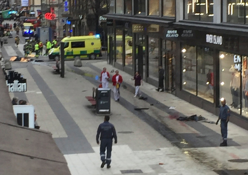 Ciężarówka wjechała w tłum w centrum Sztokholmu
