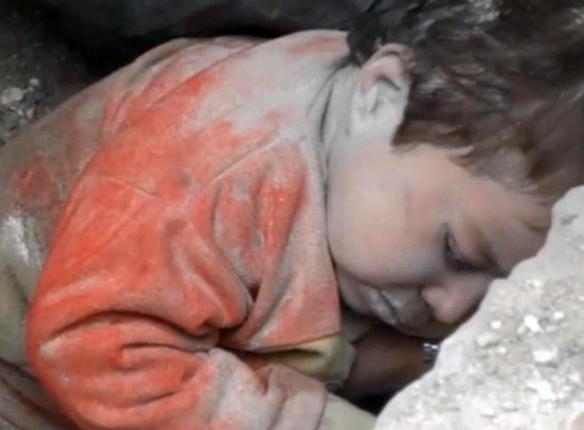 Dziewczynka zasypana pod gruzami w Aleppo