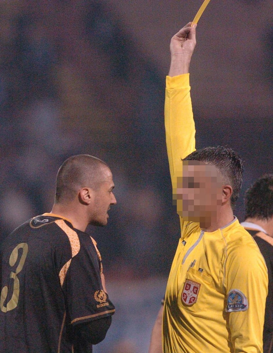 Glavni sudija u kontaktu sa pomoćnicima i četvrtim sudijom