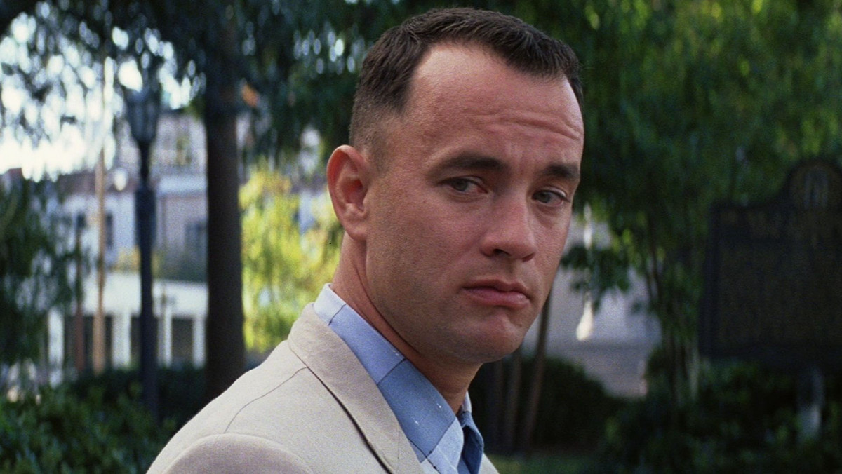 Tom Hanks to wybitny aktor amerykański, reżyser i producent filmowy. Dwa razy zdobył Oscara, za pierwszoplanowe role w filmach "Filadelfia" (1993) i "Forrest Gump" (1994). Według widzów do 10 jego najlepszych filmów należą: 
