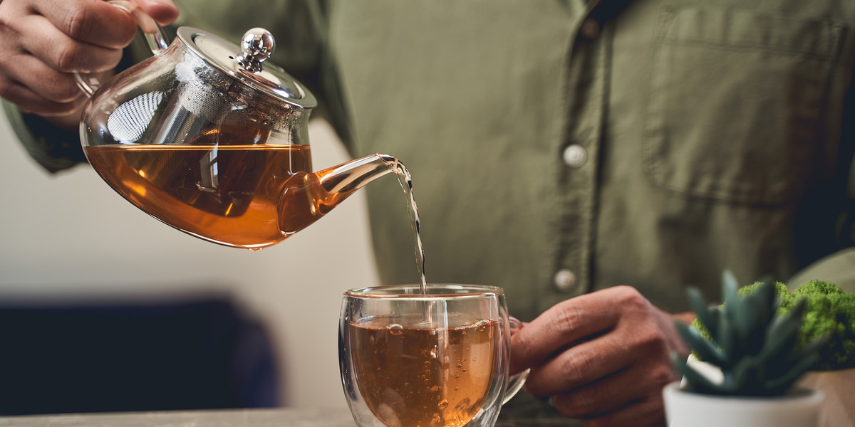 Eksperci niemieckiego portalu oekotest.de przyjrzeli się składowi 24 czarnych herbat sprzedawanych w popularnych sklepach. Wyniki szokują. 