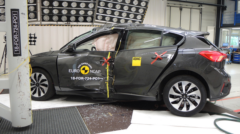 Crash test Volvo XC40 i Forda Focusa