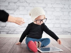 500 zł na dziecko przyjęte przez rząd. Wzrośnie PKB, ale liczba urodzeń - niekoniecznie