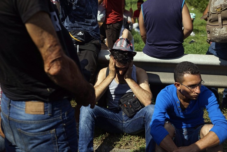 Imigranci opuszczają Budapeszt i idą w stronę Wiednia