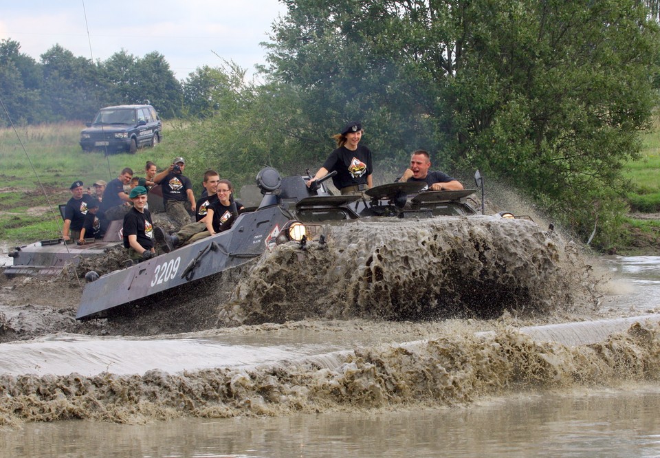 Miłośnicy militariów na poligonie