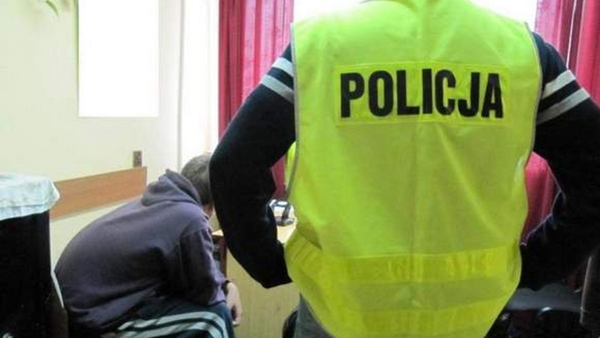 Włocławscy policjanci zatrzymali trzech nieletnich, którzy przez kilka miesięcy nękali swojego szkolnego kolegę. Kradli mu jedzenie, pieniądze, a nawet publikowali w internecie jego zdjęcia z obraźliwymi opisami - informuje "Gazeta Pomorska".