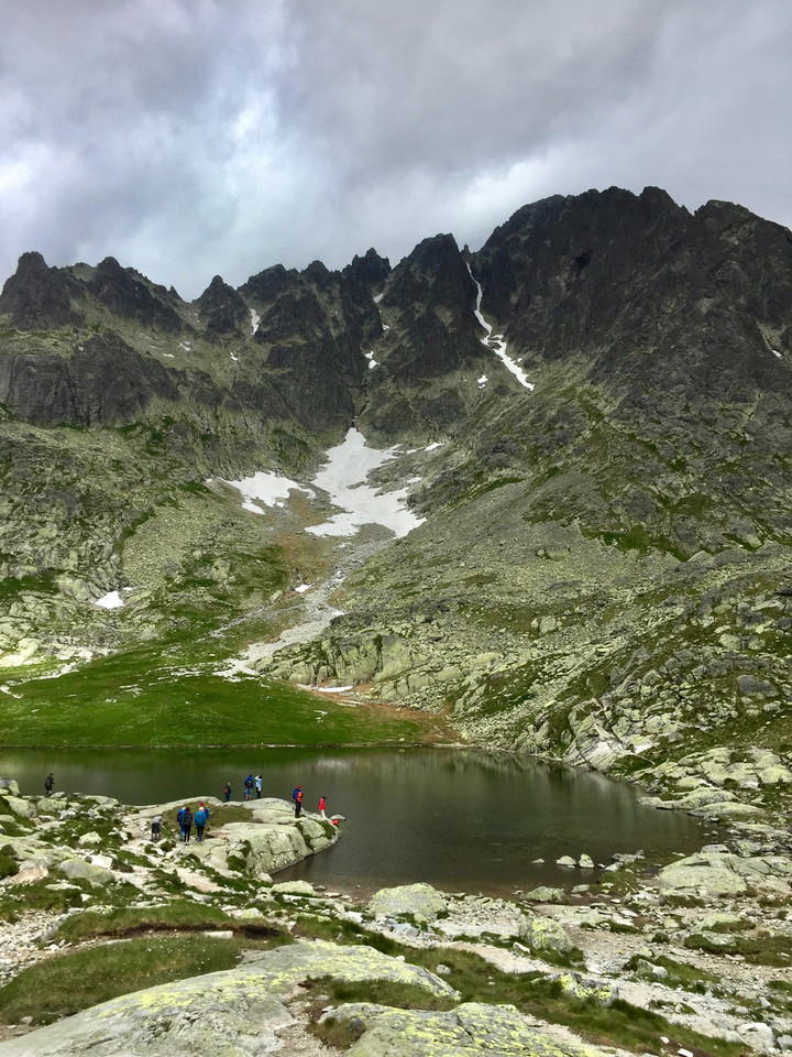 Mały Spiski Staw. W górze masyw Łomnicy.