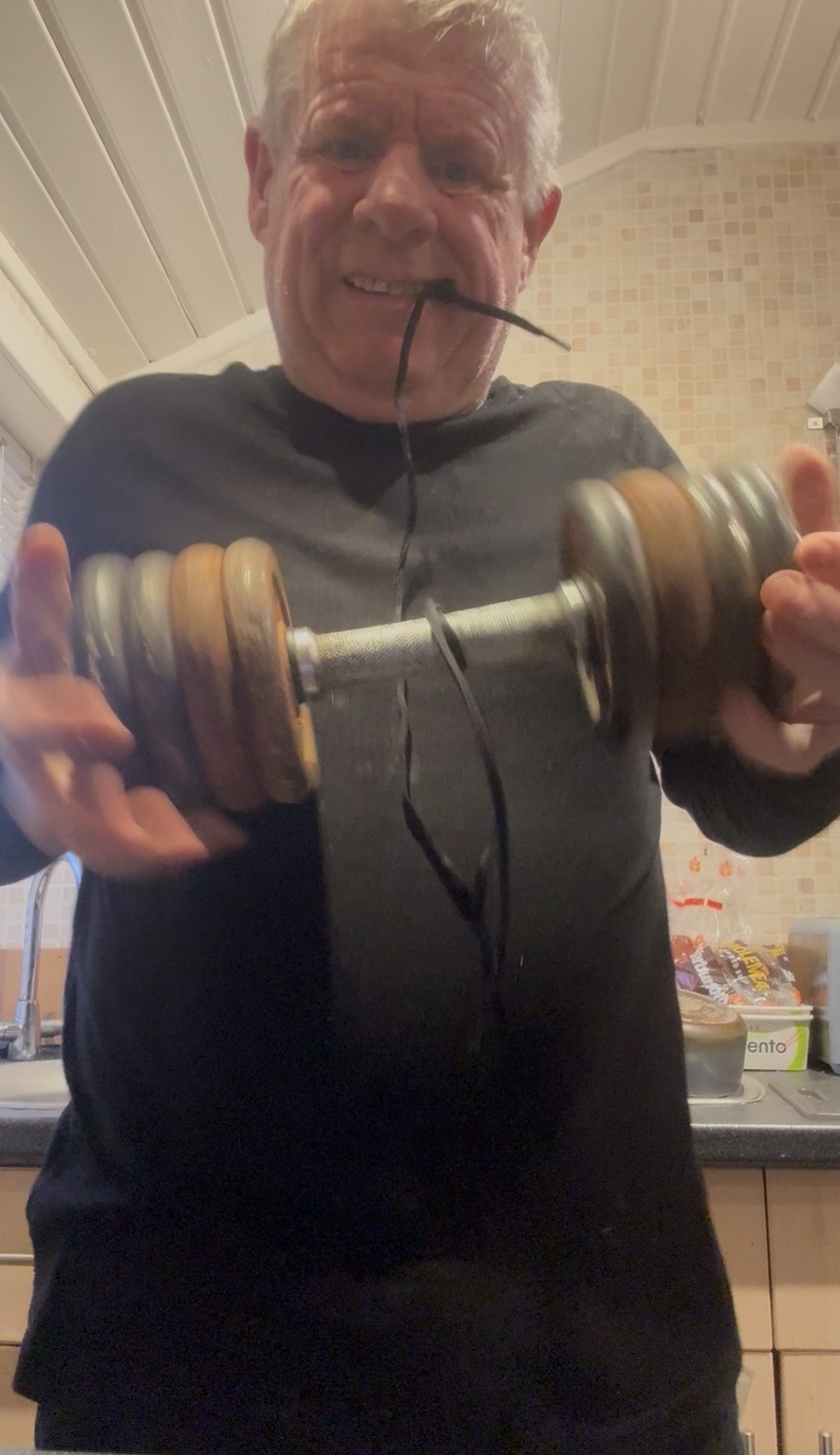 Čovek sam sebi izvadio zub