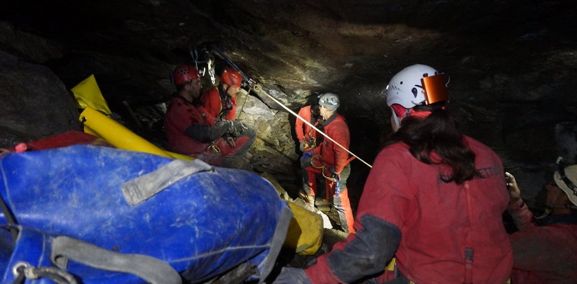 Polacy uwięzieni w zalanej jaskini w Austrii uratowani!