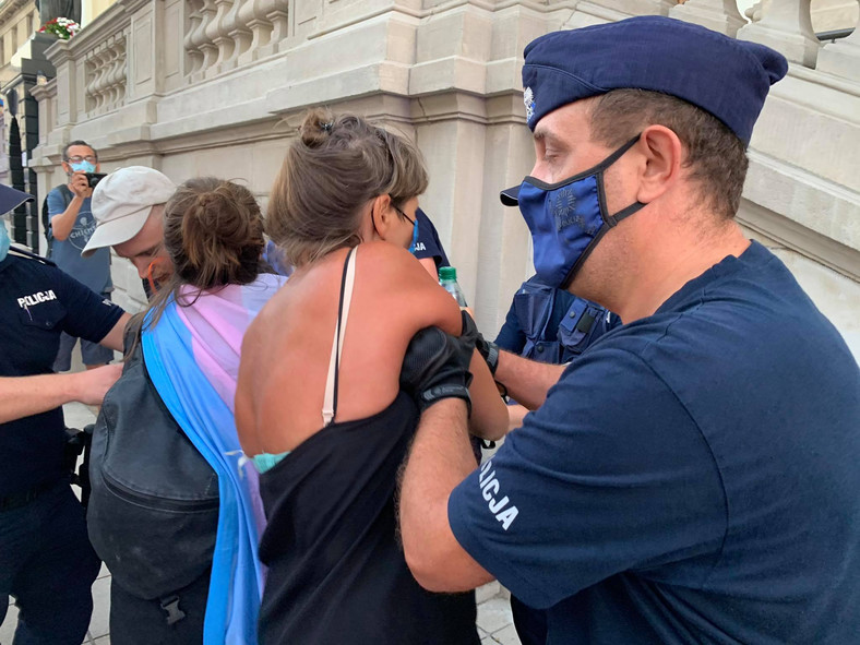 Jedna z protestujących szarpana przez funkcjonariusza