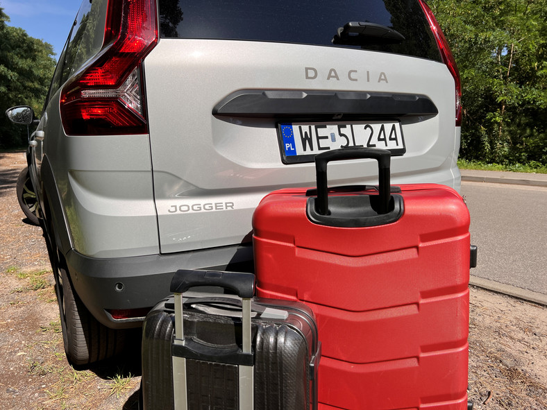 Takie walizki to żadne wyzwanie dla Dacii Jogger.