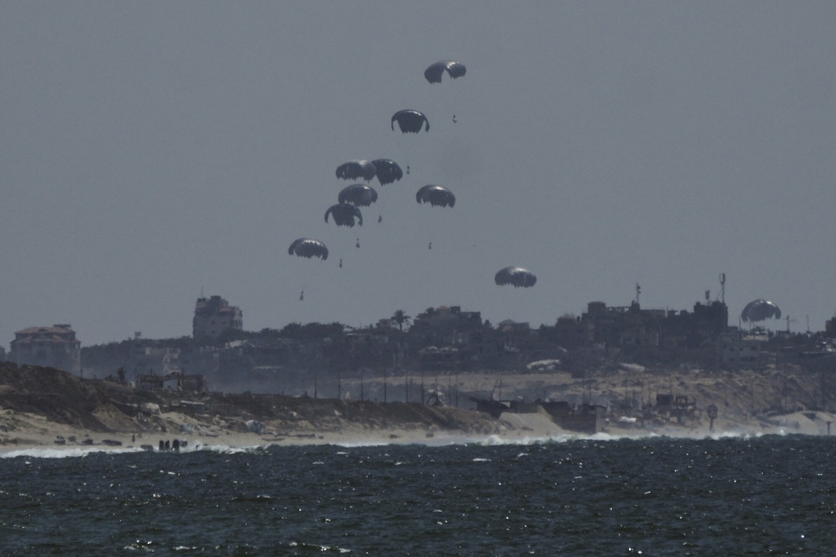 Pomoc humanitarna dla Gazy. Kolejny kraj wyśle samolot