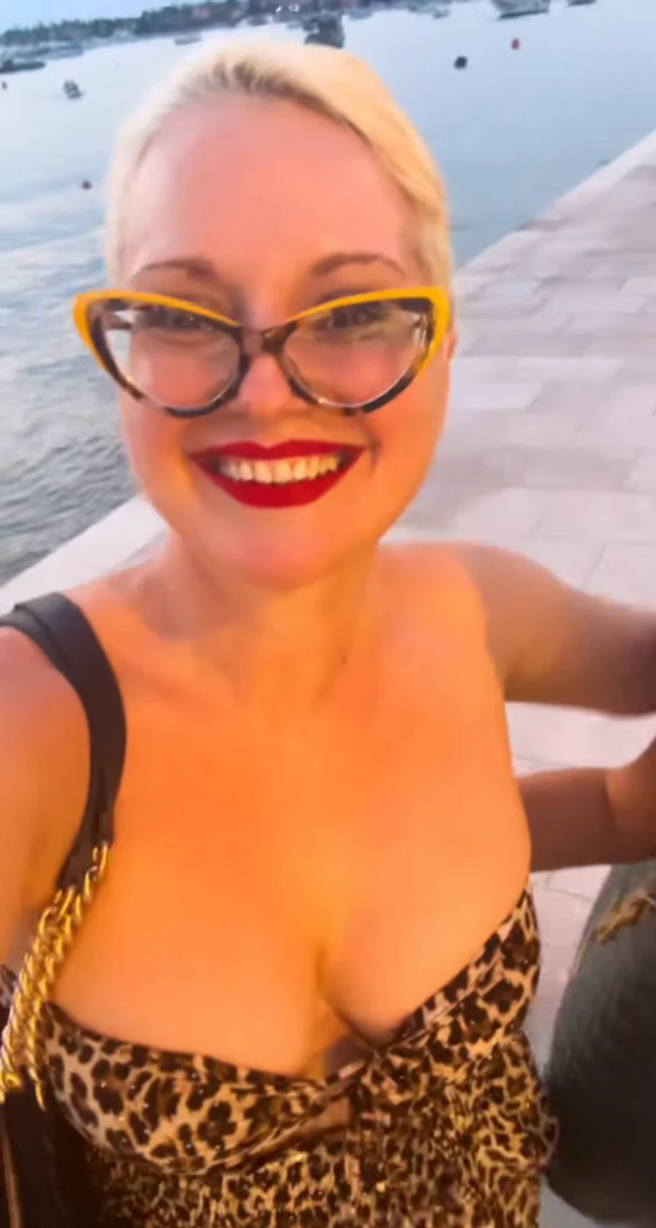 Maja Nikolić u tigrastoj haljini