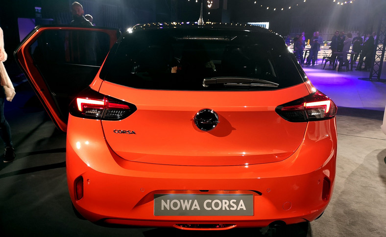 Corsa jest jednym z pierwszych samochodów w klasie, w którym pojawiają się reflektory LED. Światła tylne i przednie nawiązują stylistyką do pozostałych modeli Opla