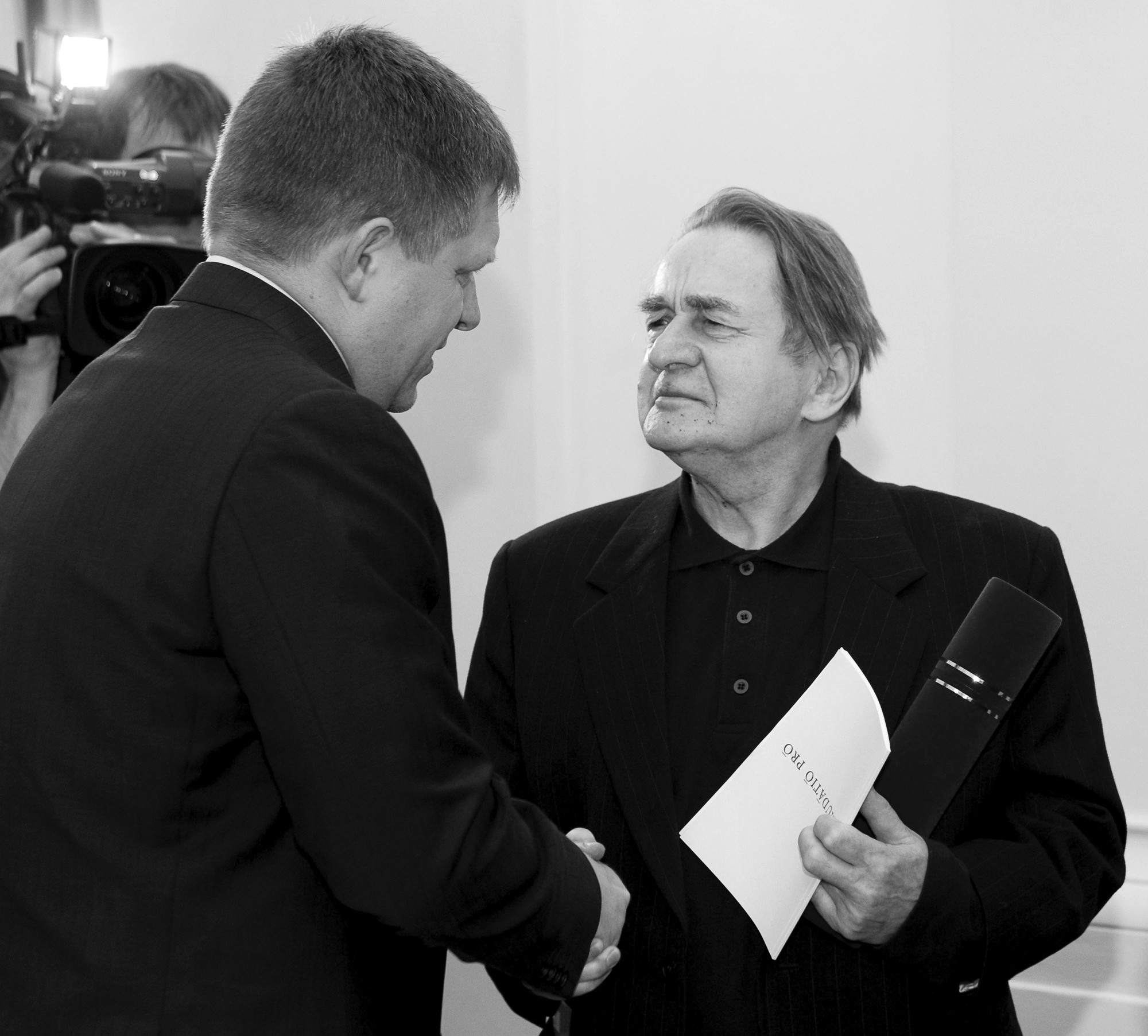 Na archívnej snímke Robert Fico (vľavo) a slovenský básnik a prekladateľ Jozef Mihalkovič.