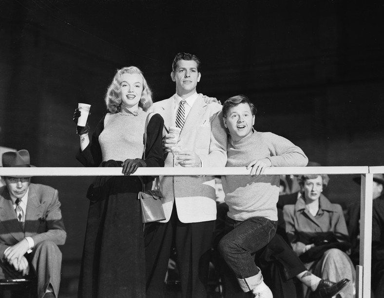 Mickey Rooney i Marilyn Monroe w filmie "Fireball" z 1950 r.