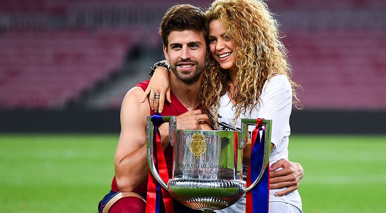 Piqué és Shakira a 2015-ös spanyol labdarúgó kupa trófeájával pózolnak