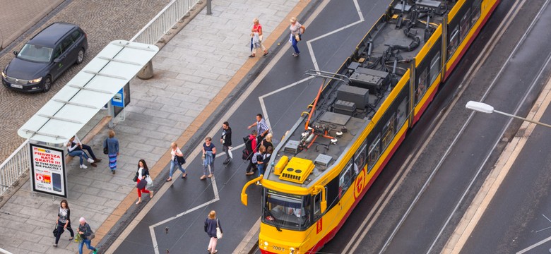 Zderzenie samochodu z tramwajem w Warszawie. Są ranni