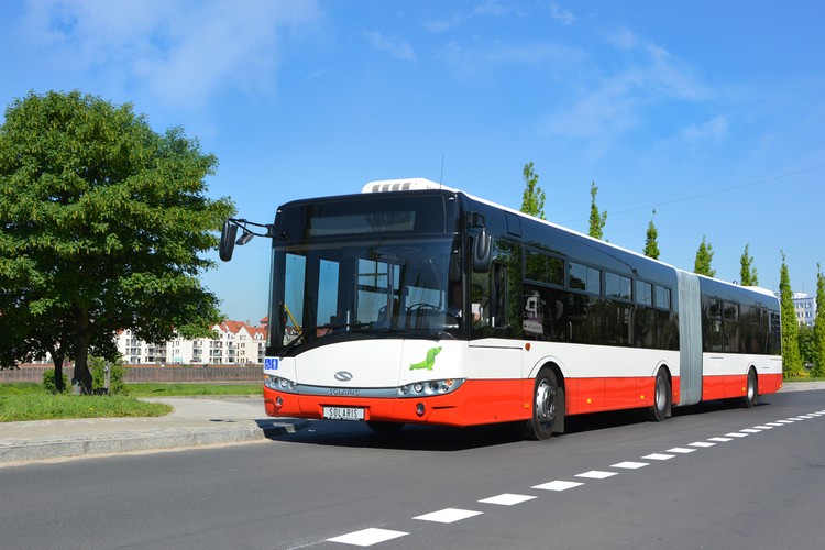 W 2014 r. Solaris dostarczył do Brna 36 przegubowych autobusów Urbino 18. Czechy to miejsce dla Solarisa wyjątkowe, bo były pierwszym rynkiem eksportowym tej firmy (pierwsze pojazdy z jamnikiem dotarły w 2000 r. do Ostravy). Od tego czasu Czesi postawili na Solarisa jeszcze wiele razy. W ubiegłym roku – za sprawą kontraktu dla Brna - liczba autobusów tej marki u naszych południowych sąsiadów wzrosła do pół tysiąca. Oprócz wspomnianych wcześniej miast solarisy można spotkać w Pradze, Pardubicach, Pilźnie i Teplicach.