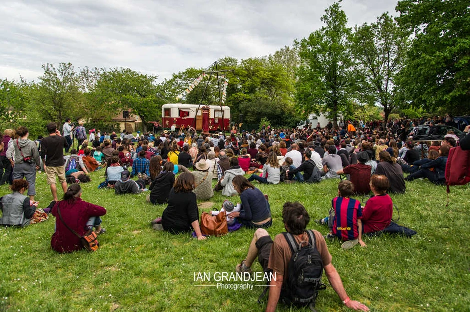 Tokom godine o festivalu se brine petnestak članova udruženja, a na samom festivalu pridružuje im se oko 200 volontera koji dočekuju publiku, brinu o umetnicima, kulturnom selu, koordinaciji