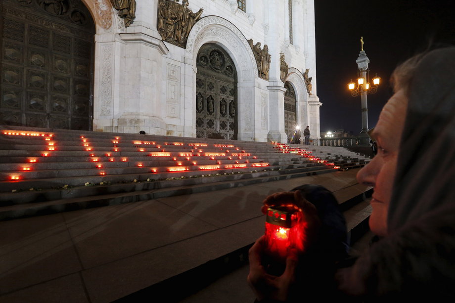A woman at a meeting in Moscow on November 1, 2015, to commemorate victims of a Russian airliner that crashed in Egypt.