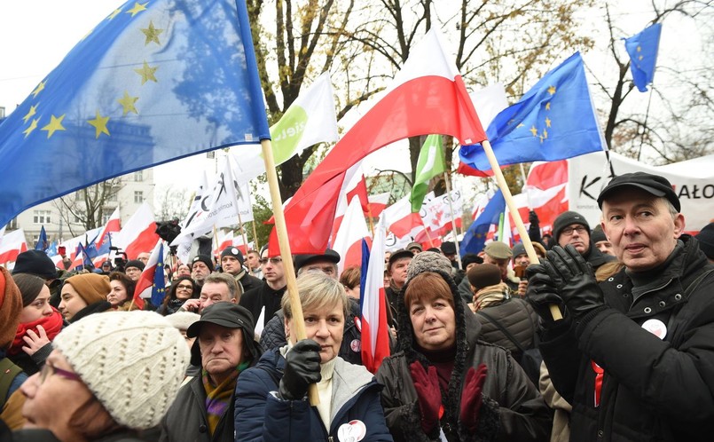 Marsz rozpoczęło przemówienie b. prezydenta Bronisława Komorowskiego. "Jesteśmy narodem doświadczonym w sposób szczególny przez historię, bo dwukrotnie musieliśmy odzyskiwać suwerenność, niepodległość" - mówił do zgromadzonych na pl. Narutowicza.