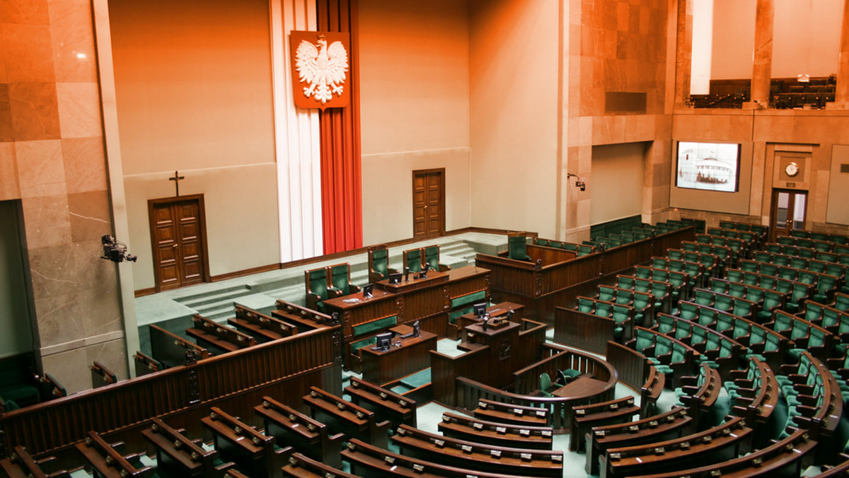 Dziś w Sejmie ma miejsce pierwsze czytanie obywatelskiego projektu komitetu "Ratujmy Kobiety". W mediach społecznościowych szybko znalazły się zdjęcia pokazujące opustoszałą salę.